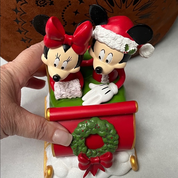 Disney Festive Sleigh with Mickey and Minnie - Red and Green - Picture 5 of 7